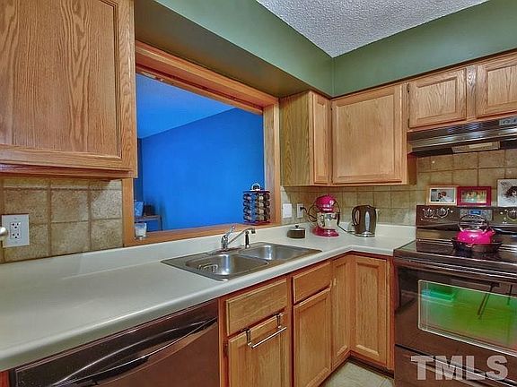 4th image of 23 Forest Green Dr