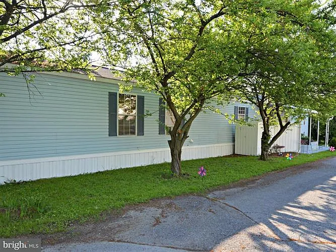 33A Madge Dr photo 1