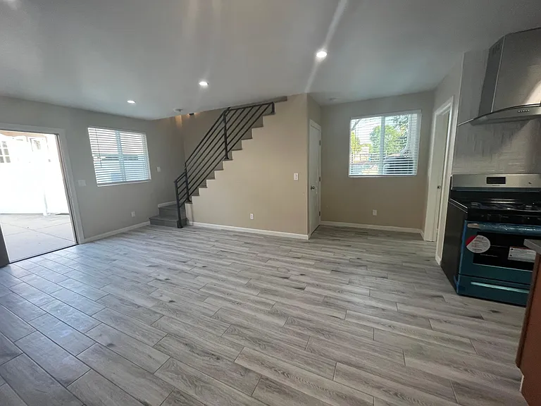13816 Cohasset St — Photo 9