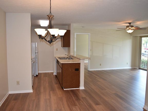 3rd image of 5977 Meadowcreek Dr #7