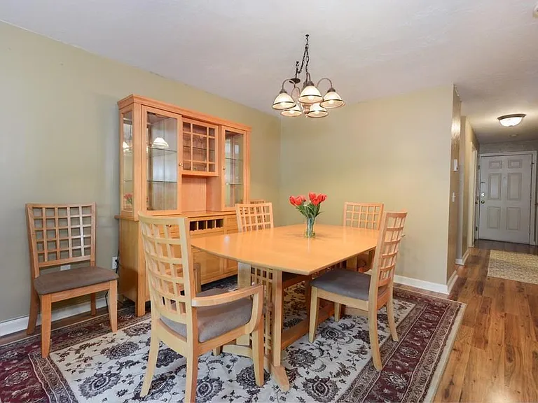 327 Plantation St — Photo 5