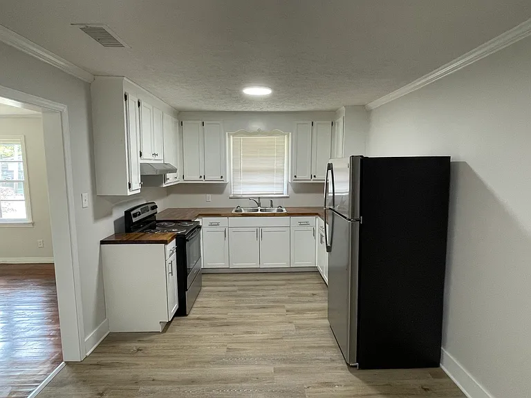 2304 Meadowview Dr — Photo 8