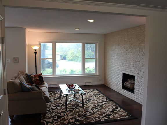 Living Room View to Front