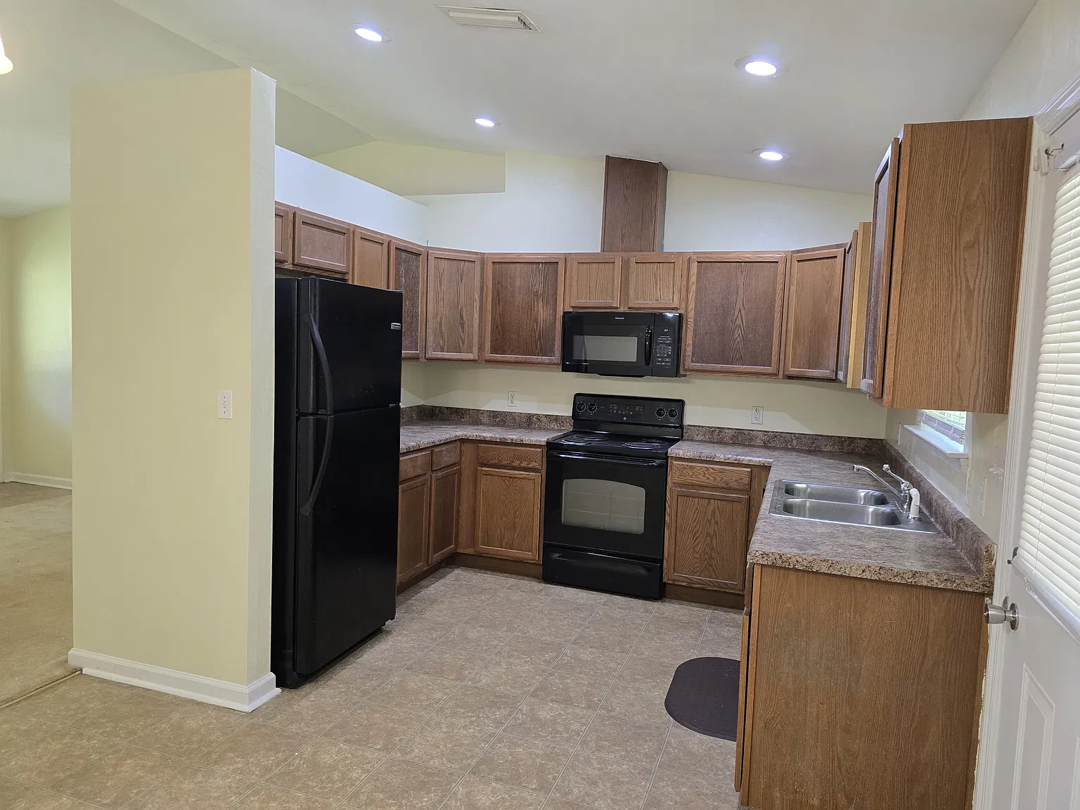 3 bed, 1199 sqft, $1,300 — Photo 3