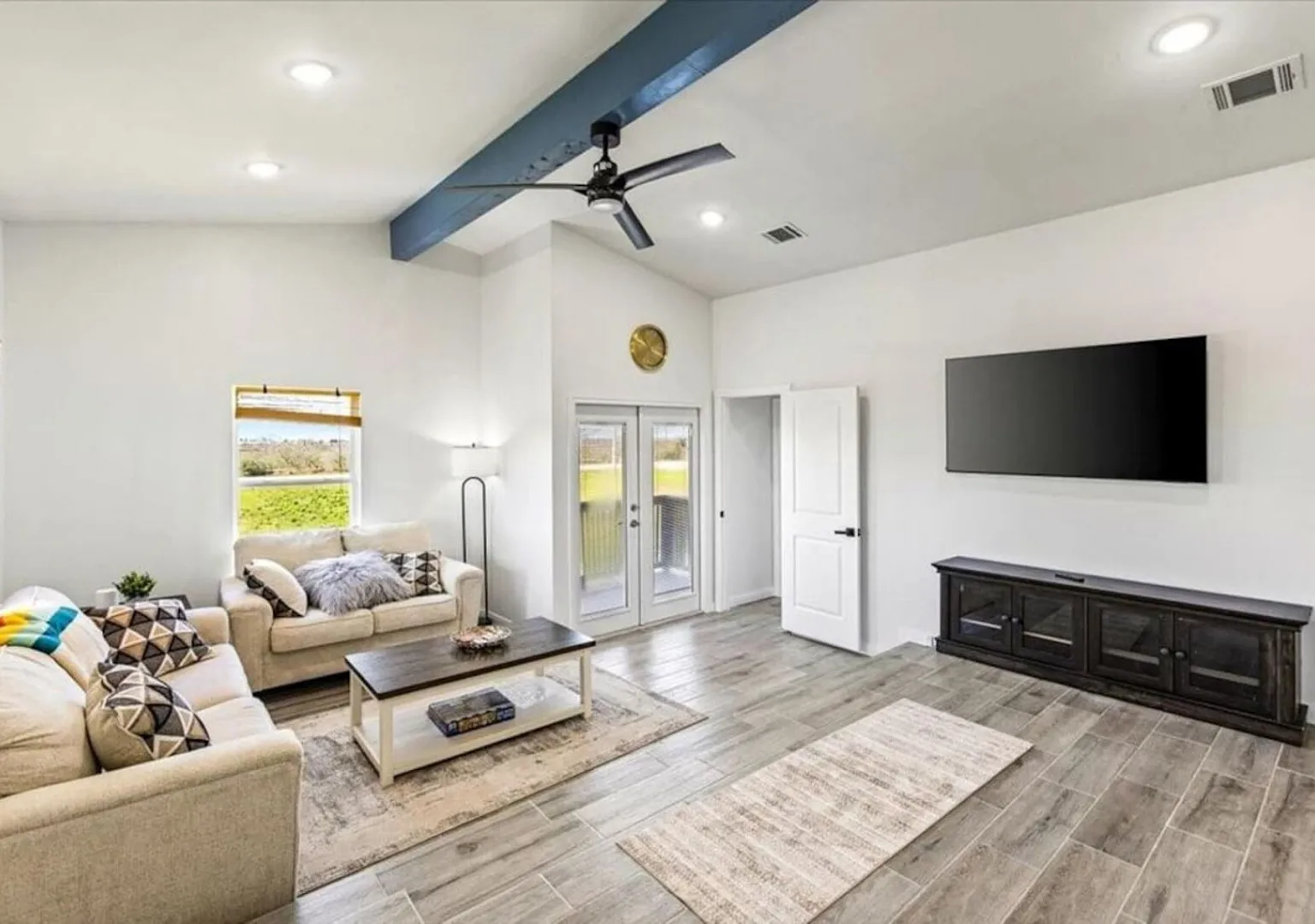 Big 6BR Beach Getaway for 20 | Near Ferry, 3 Units — Photo 2