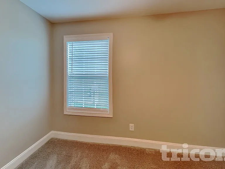 1093 Whitney Dr — Photo 10