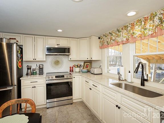 5th image of 3084 W Main St