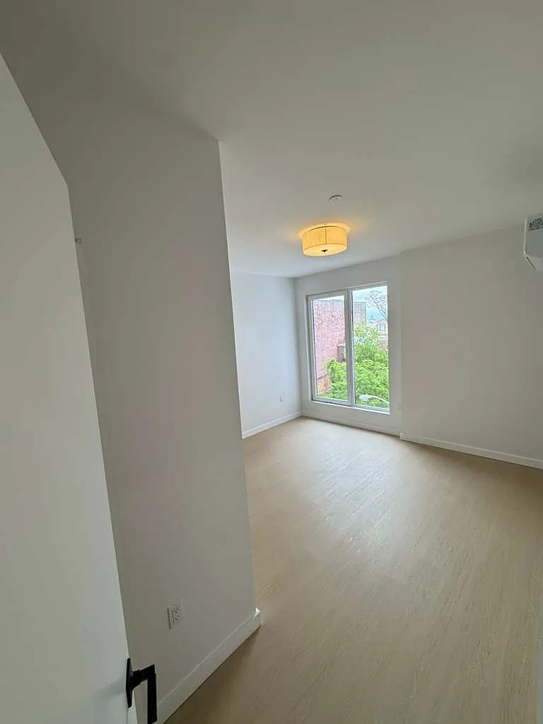3 bed, 1000 sqft, $3,649 — Photo 2