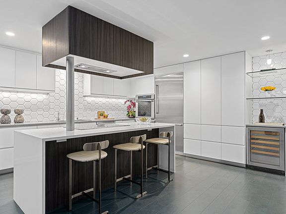 4th image of 850 N Kings Rd APT 204