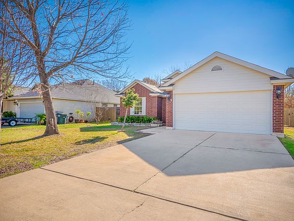 3rd image of 916 Honeysuckle Dr