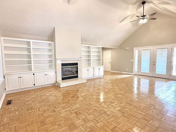 3rd image of 413 Mountain View Ct