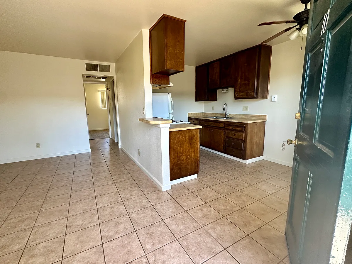 Building Photo - 937 W Kettleman Ln #15