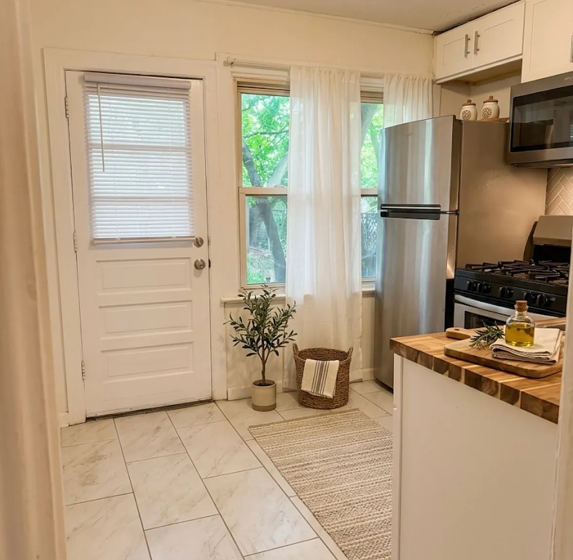 2 bed, 1000 sqft, $1,900 — Photo 3