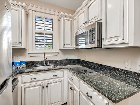 5th image of 1015 Beachview Dr