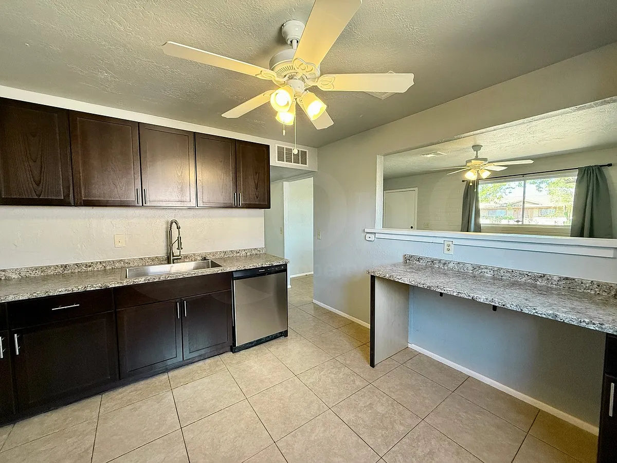 4 bed, 1.0 bath, 1071 sqft, $1,699 — Photo 4