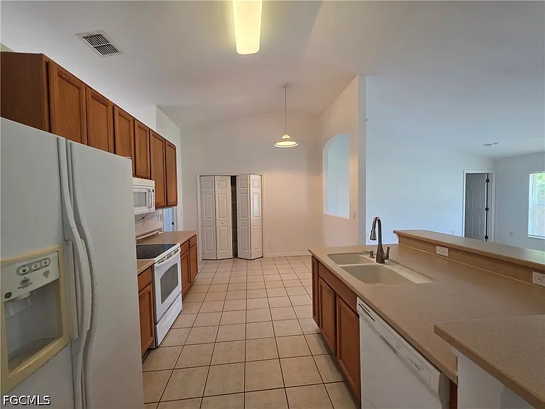1014 NW 31st Pl — Photo 9
