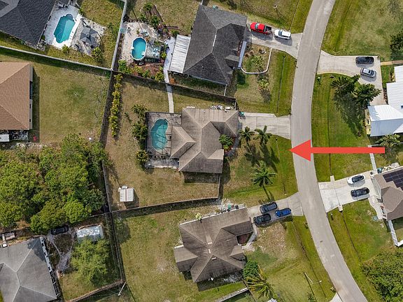3rd image of 214 SW Milburn Cir