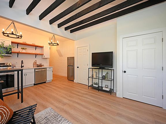 5th image of 702 Wayne St #1