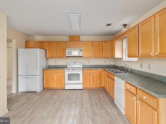 5th image of 203 Cranberry Ct