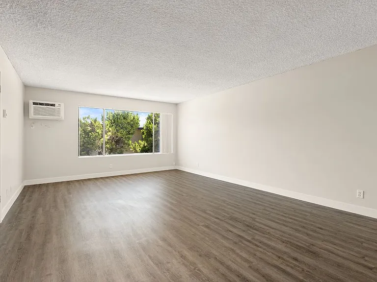 Parthenia Terrace Apartments — Photo 52