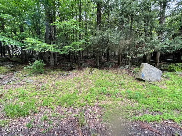 75 Beaver Lake Dr, Lake Ariel, PA 18436