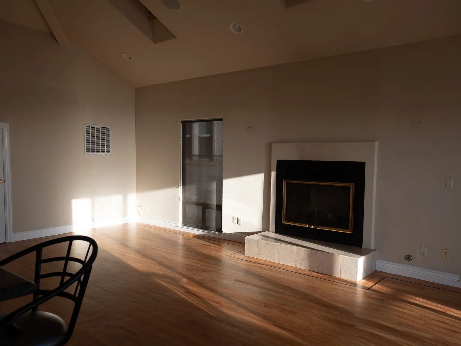 3 bed, 2.5 bath, 3700 sqft, $7,900 — Photo 2