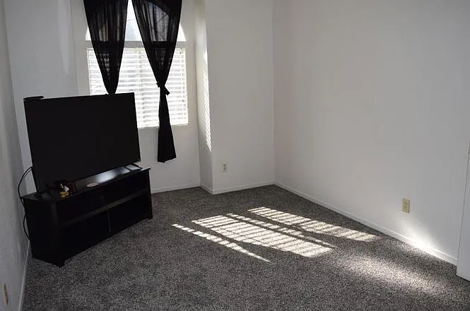 1408 E Salem Ave — Photo 23