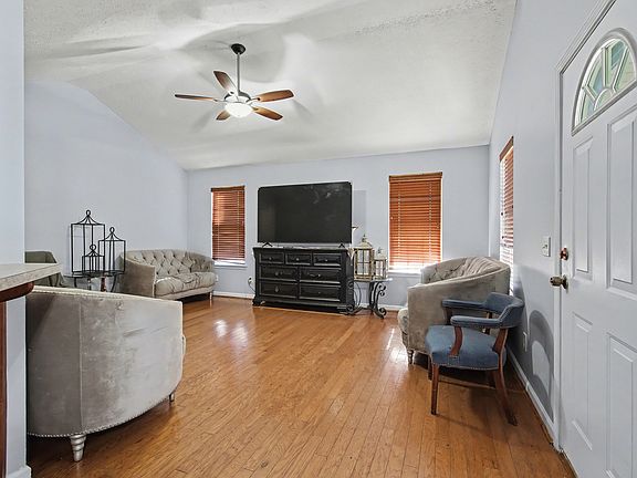5th image of 832 Post Oak Dr