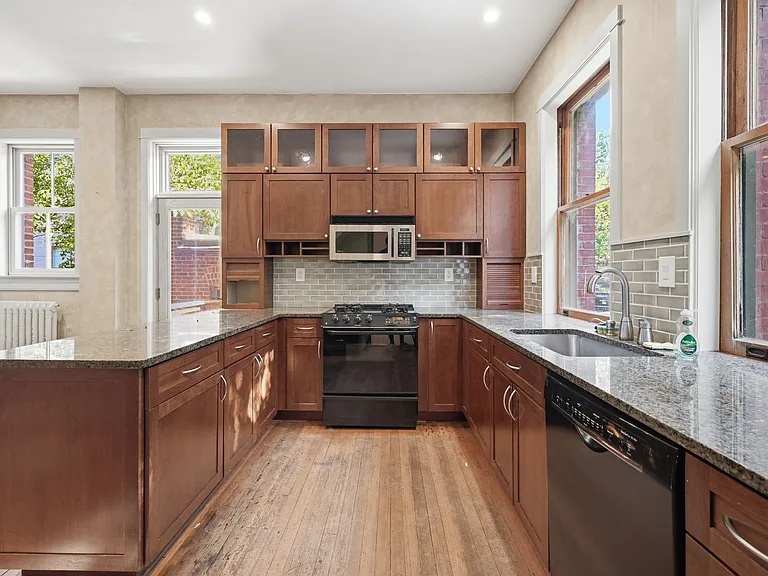 922 E Capitol St NE — Photo 16
