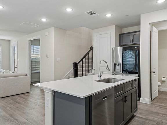 4th image of 1053 Keswick Dr