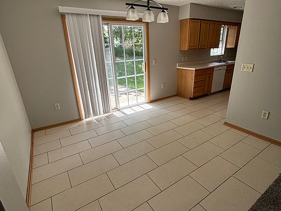 3rd image of 825 Hanneman Dr