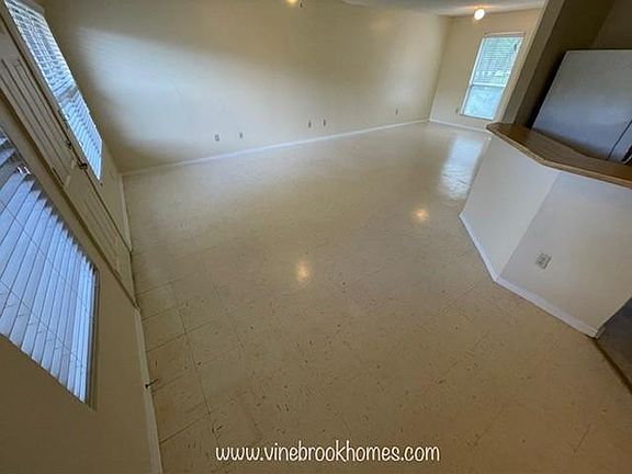 4th image of 113 Willow Gardens Ct