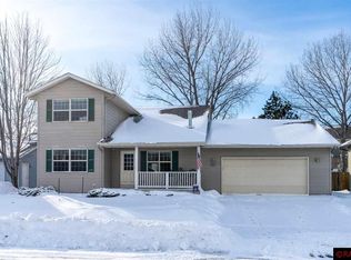 2015 Bunker Ln, Saint Peter, MN 56082