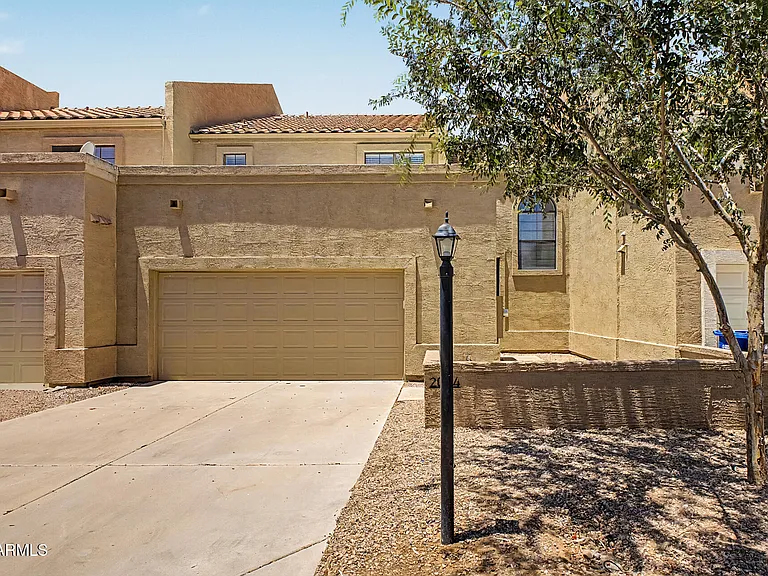 2084 N Sunset Dr — Photo 1