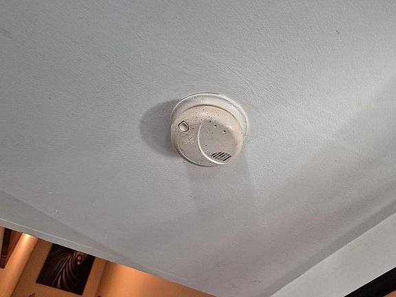 5th image of 818 Center St