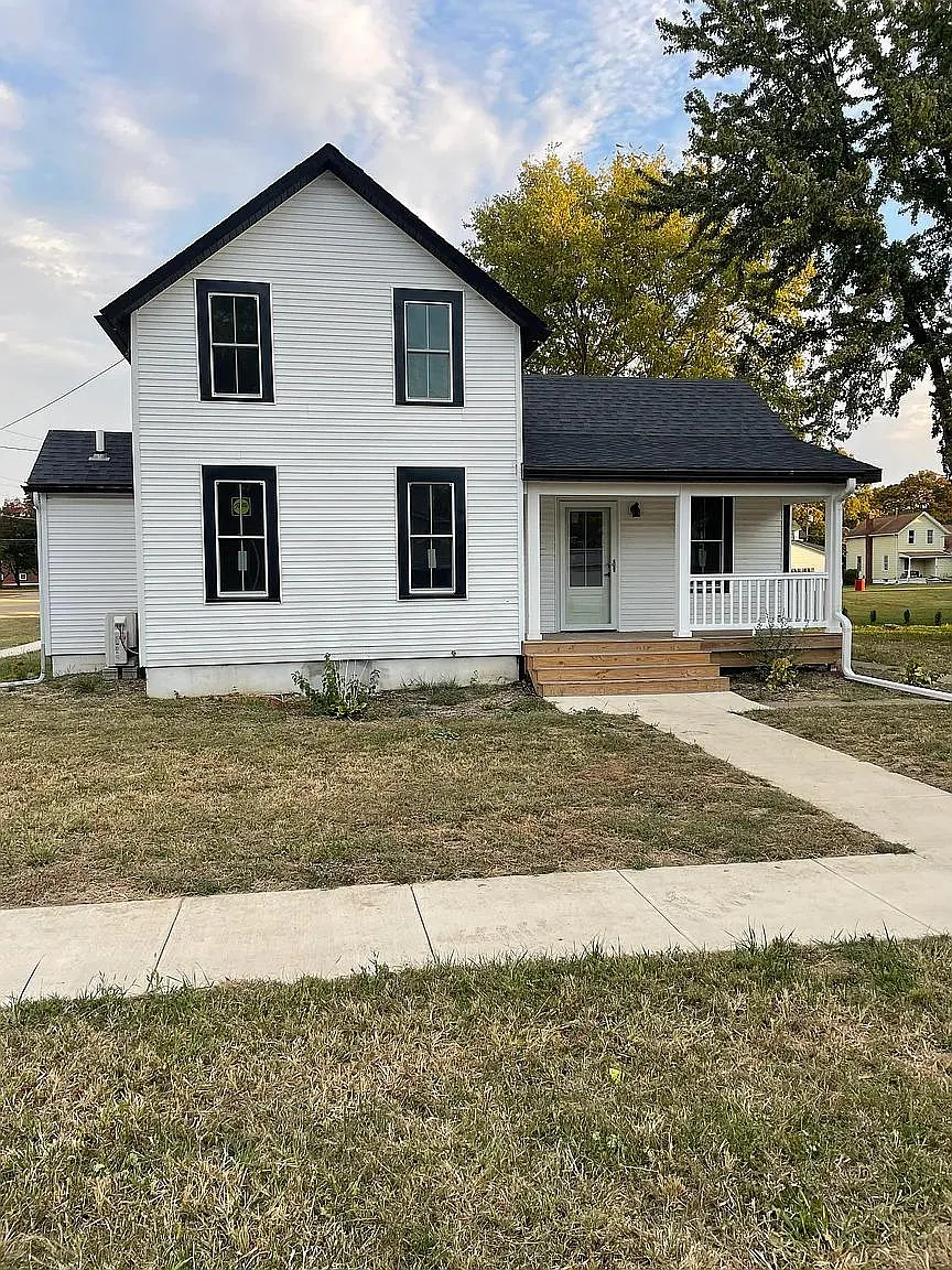 202 E Walnut St — Photo 2