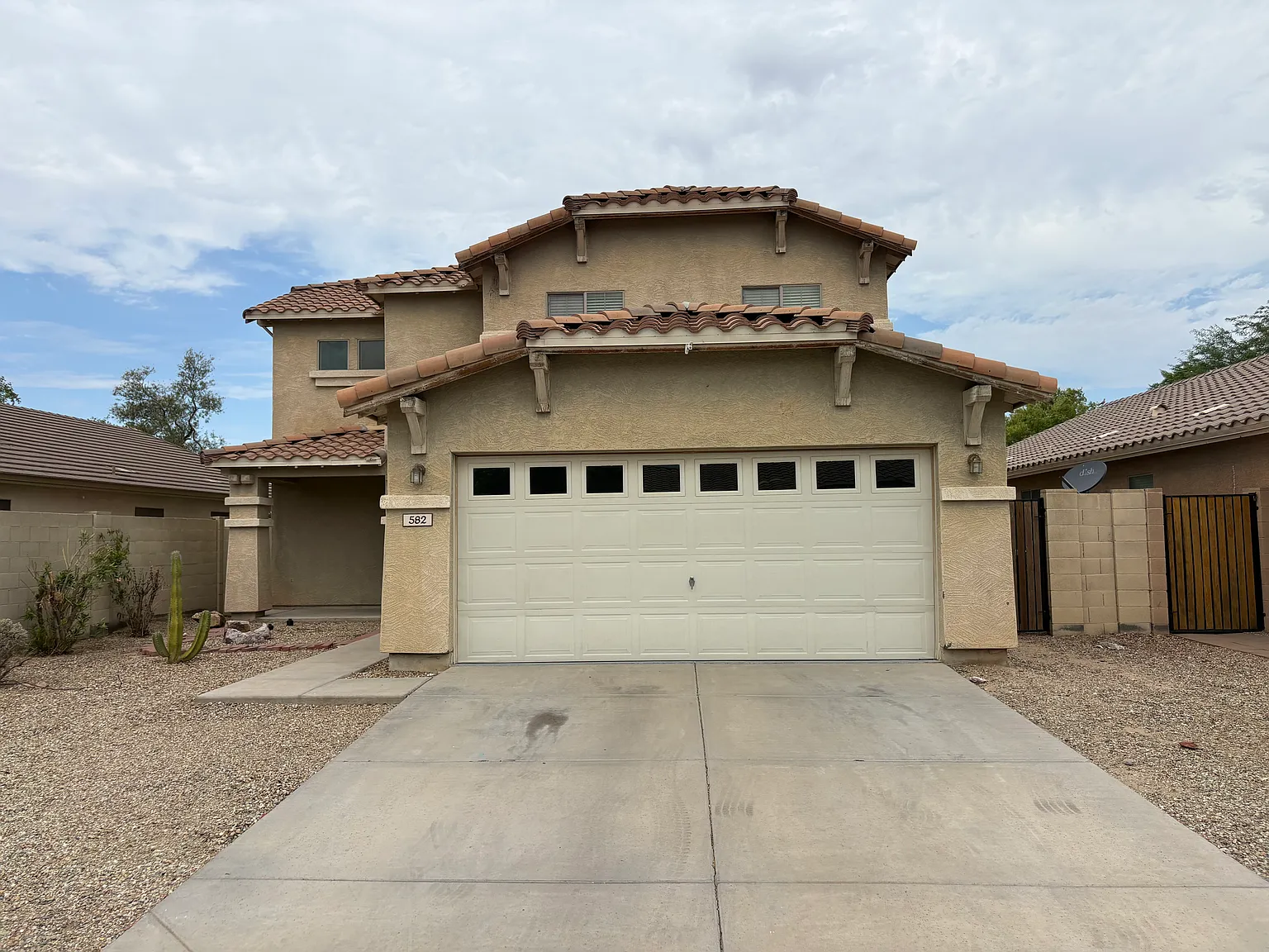 4 bed, 2.5 bath, 1976 sqft, $1,900 — Photo 1