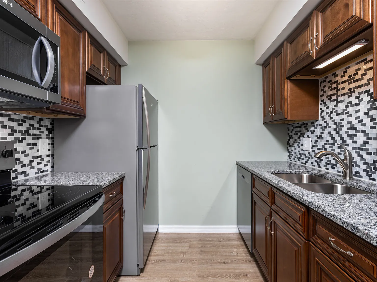 2 bed, 1.5 bath, 966 sqft, $1,375 — Photo 2