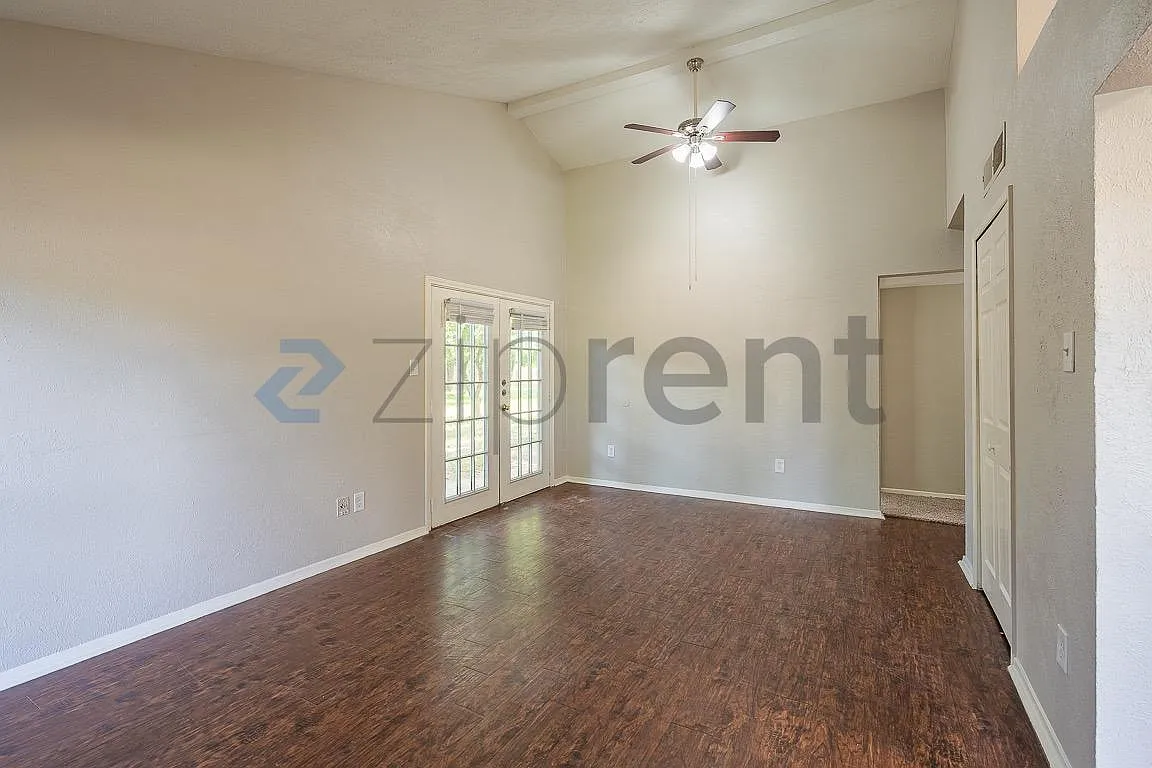 3 bed, 1050 sqft, $1,395 — Photo 2