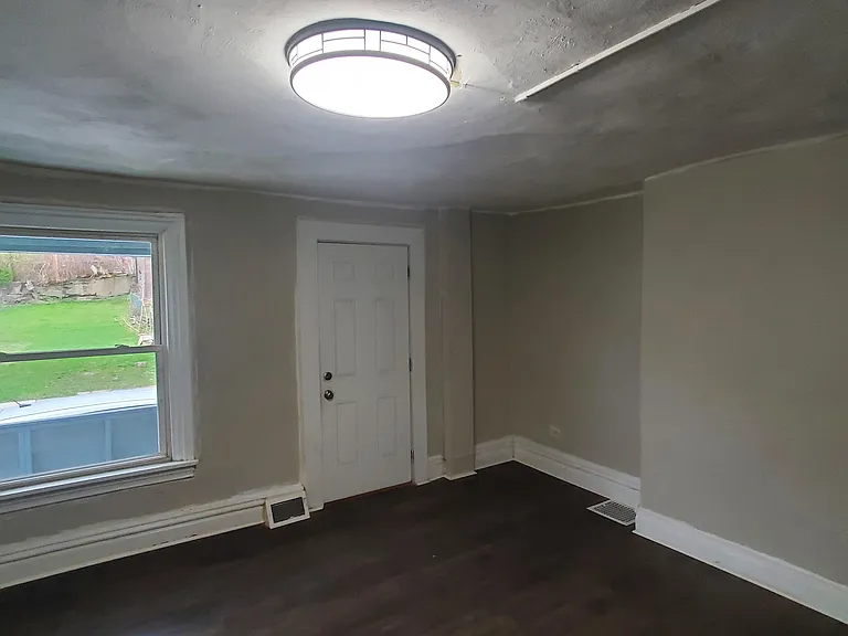 546 Larimer Ave — Photo 2