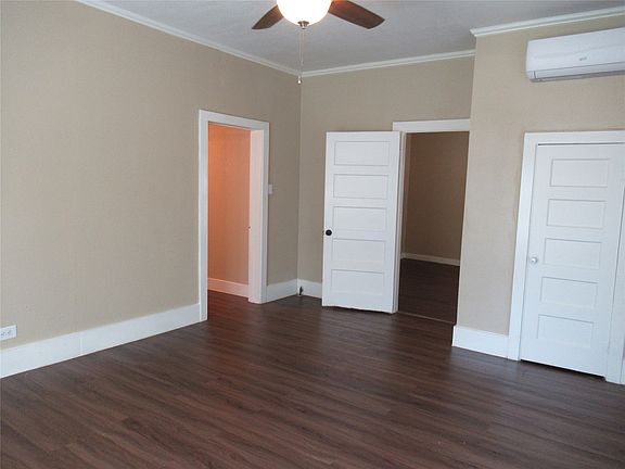 3rd image of 1402 Walnut St