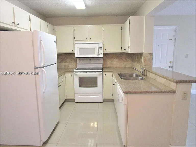 9491 Palm Cir S #205 — Photo 4