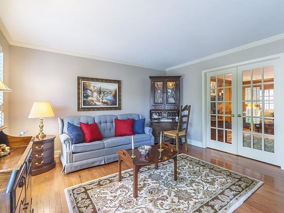 5th image of 701 Woodmont Dr