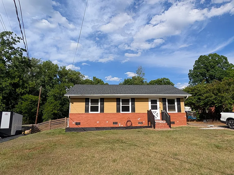 622 Northcrest Dr — Photo 1