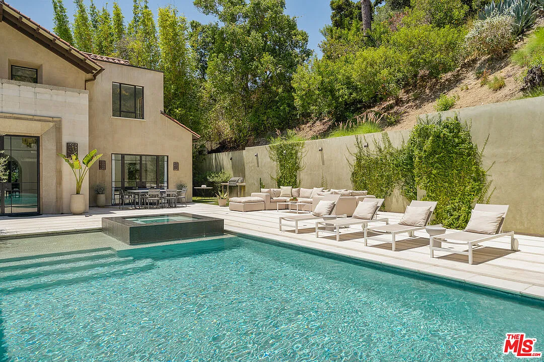 7 bed, 10.0 bath, 7130 sqft, $45,000 — Photo 4
