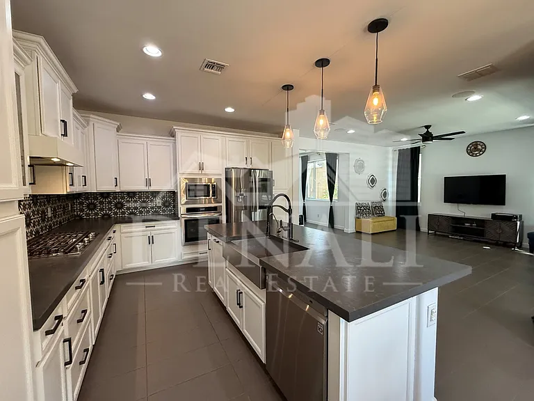 1729 W Myrna Ln — Photo 10