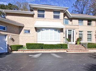 805 Thackeray Dr, Highland Park, IL 60035