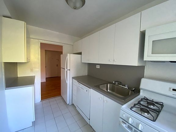 5th image of 135-20 Hoover Ave APT 3J