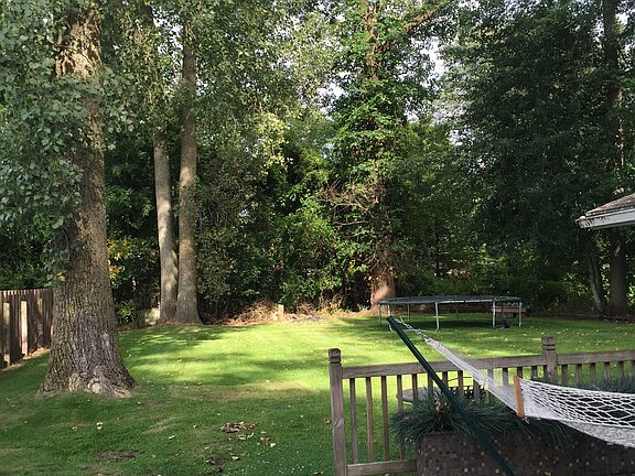 Deck & Large Back Yard