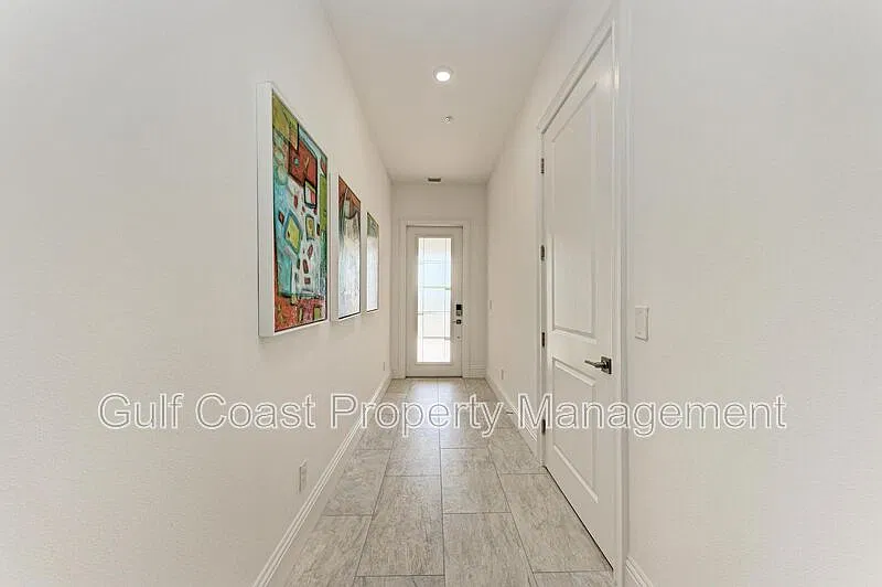 3 bed, 2.0 bath, 2562 sqft, $3,300 — Photo 4